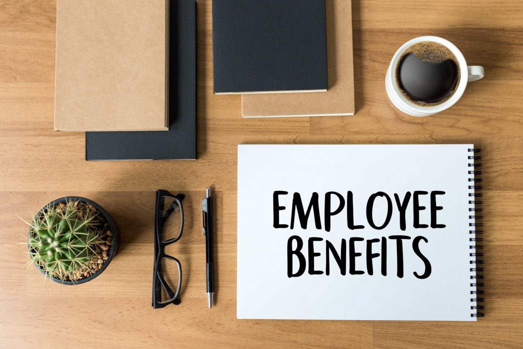 mitarbeiter-vorteile-benefits-auf-dem-tisch mitarbeiter-vorteile-benefits-auf-dem-tisch